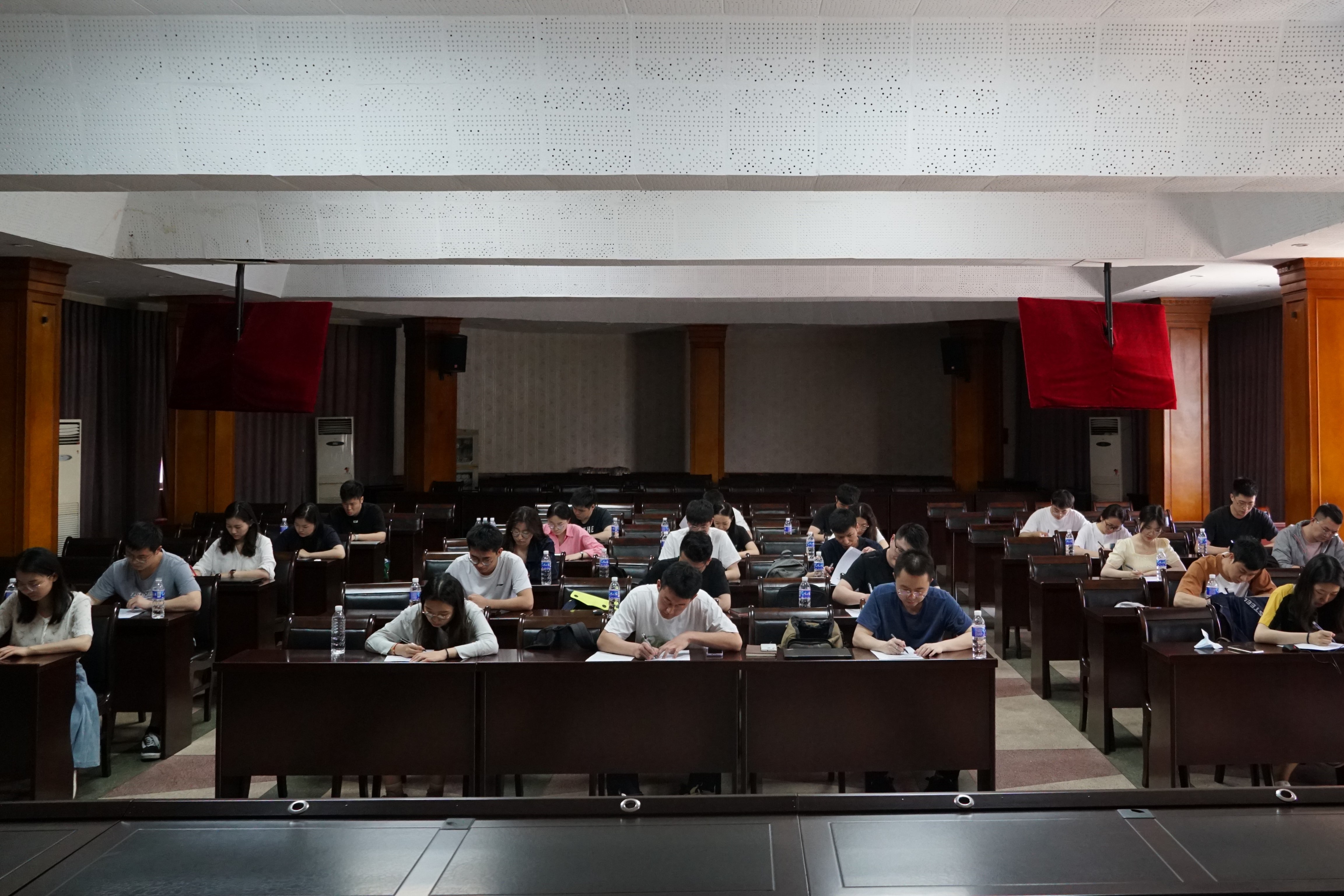 以考促學(xué) 以學(xué)促干——臨時(shí)黨支部舉行主題教育及實(shí)踐鍛煉結(jié)業(yè)筆試