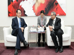 周渝波董事長與Dipak Jain院長交流座談